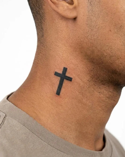 INKON Cruz Clásica tatuaje semi-permanente aplicado en un hombre – diseño de 2 x 2 in (5x5cm), apariencia de tinta realista, dura 10 días