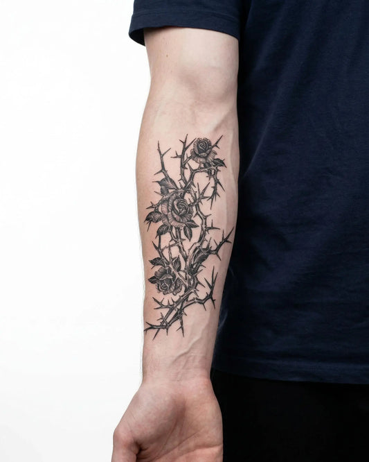 INKON Rosas y Espinas tatuaje semi-permanente aplicado en un hombre – diseño de 4 x 7 in (10x17cm), apariencia de tinta realista, dura 10 días