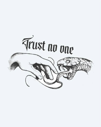 Tatuaje semi-permanente Mordida de Serpiente Trust No One diseño de INKON – ilustración de alcanzando, hacia, serpiente, gótico, letra, 4 x 7 in (10x17cm), disponible en inkon.co