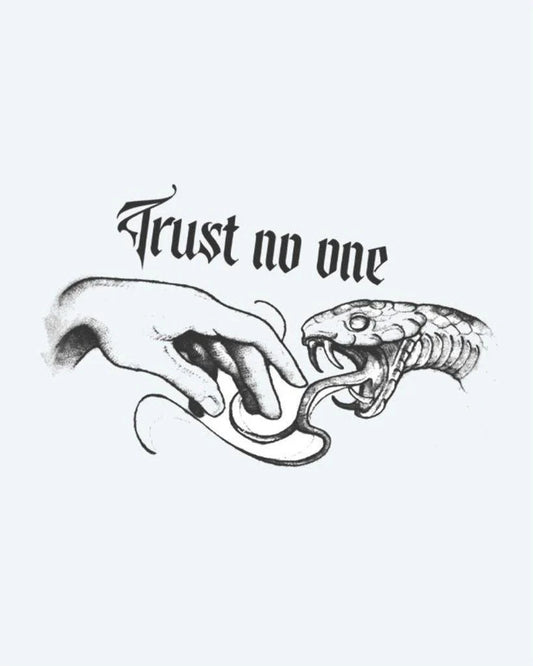 Tatuaje semi-permanente Mordida de Serpiente Trust No One diseño de INKON – ilustración de alcanzando, hacia, serpiente, gótico, letra, 4 x 7 in (10x17cm), disponible en inkon.co