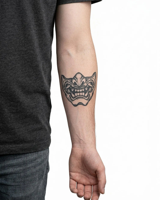 INKON Máscara Oni tatuaje semi-permanente aplicado en un hombre – diseño de 4 x 4 in (9x9cm), apariencia de tinta realista, dura 10 días