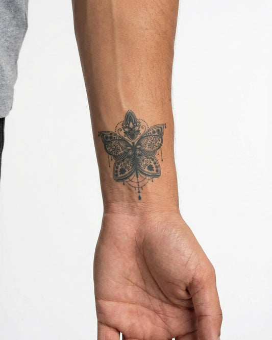 INKON Mariposa Ornamental tatuaje semi-permanente aplicado en un hombre – diseño de 2 x 2 in (5x5cm), apariencia de tinta realista, dura 10 días