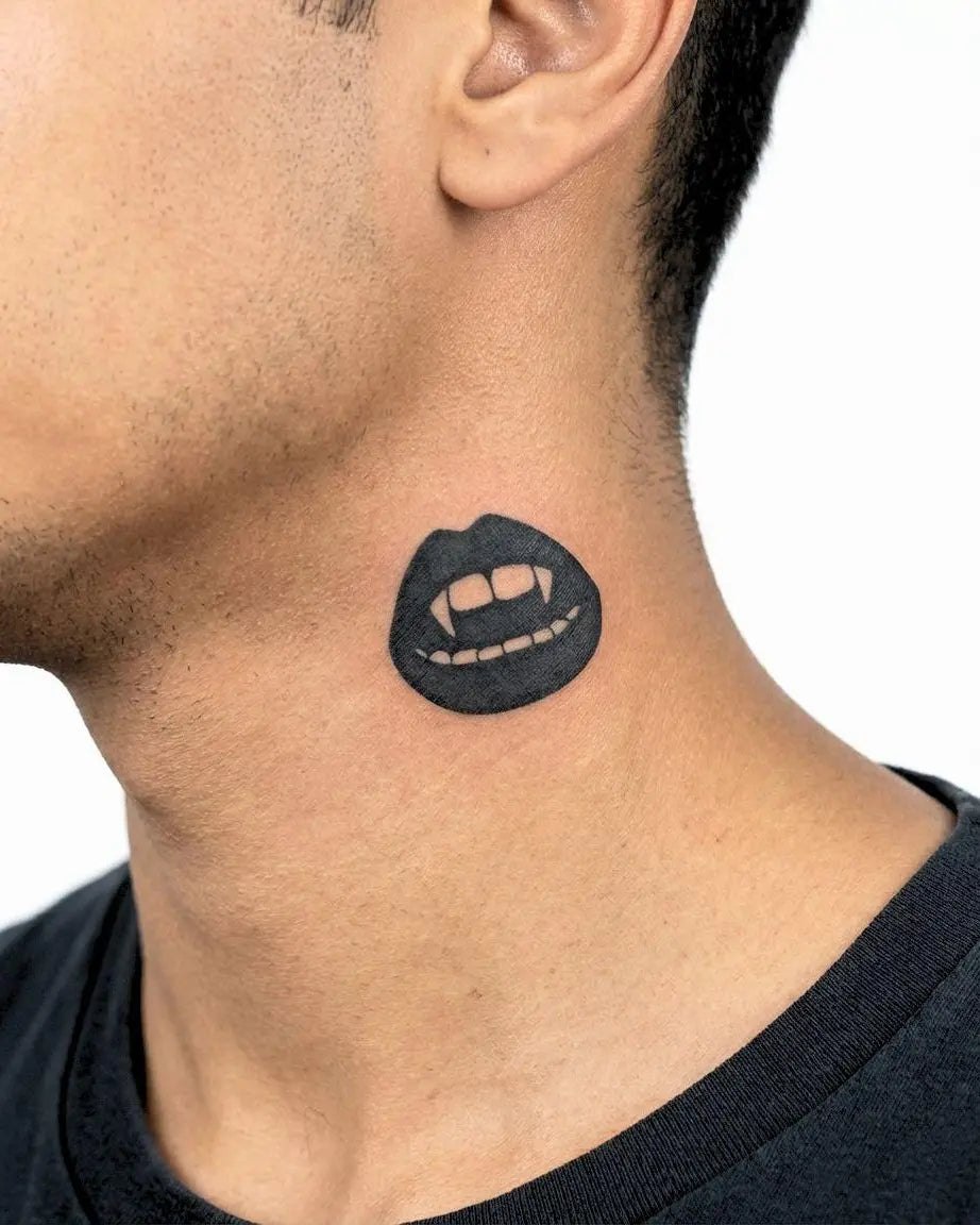 INKON Labios de Vampiro tatuaje semi-permanente aplicado en un hombre – diseño de 2 x 2 in (5x5cm), apariencia de tinta realista, dura 10 días