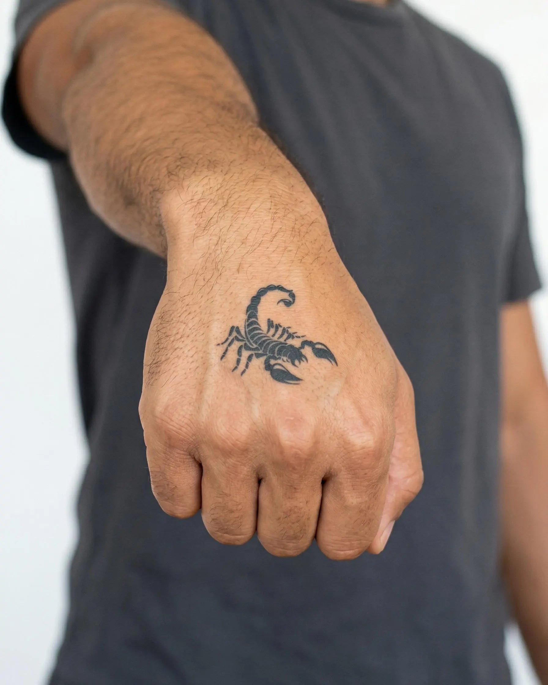 INKON Escorpión tatuaje semi-permanente aplicado en un hombre – diseño de 2 x 2 in (5x5cm), apariencia de tinta realista, dura 10 días