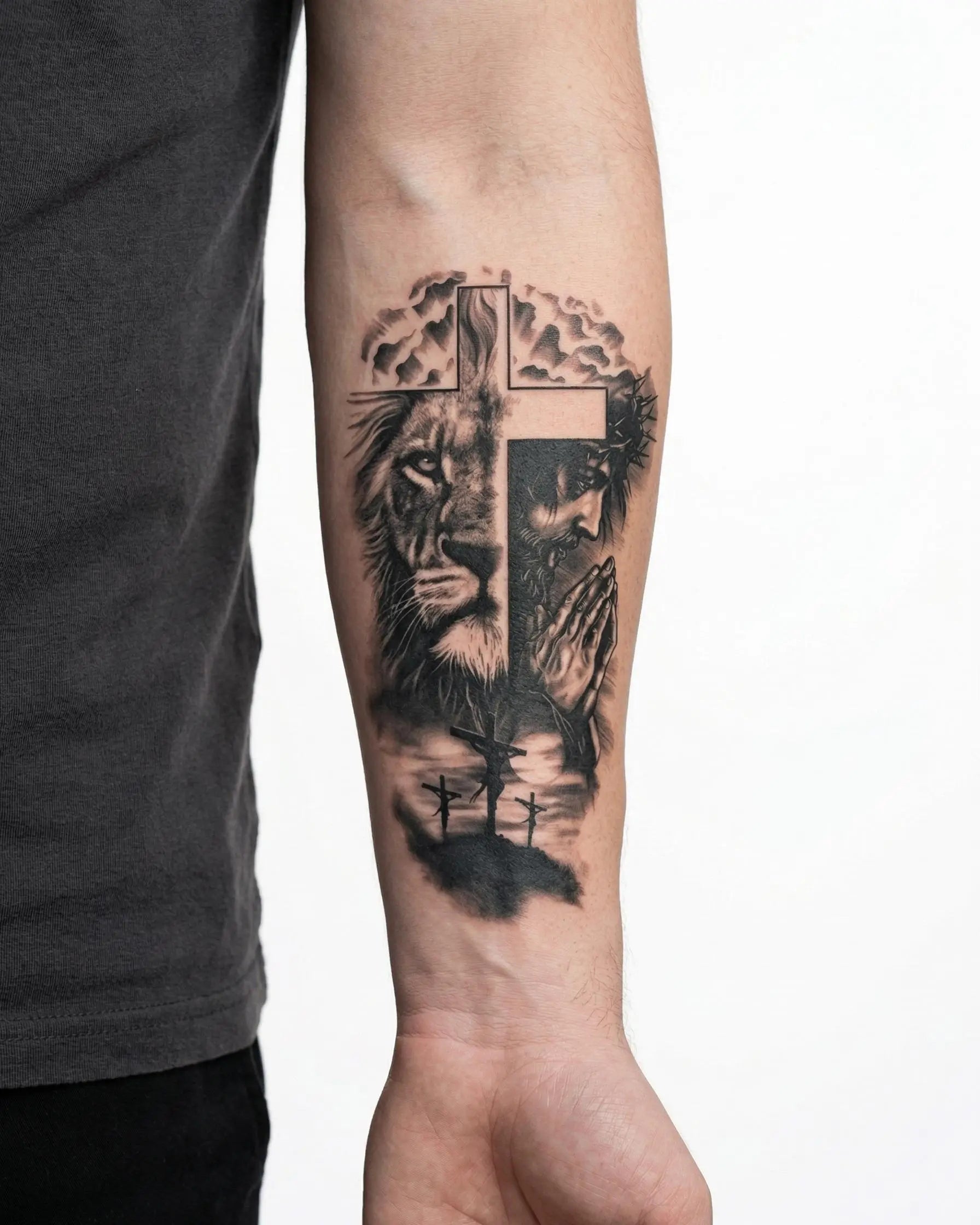 INKON León y Cruz de la Fe tatuaje semi-permanente aplicado en un hombre – diseño de 4 x 7 in (10x17cm), apariencia de tinta realista, dura 10 días
