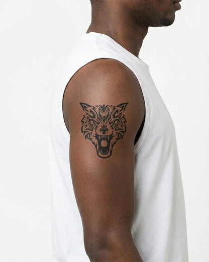 INKON Lobo Tribal tatuaje semi-permanente aplicado en un hombre – diseño de 3 x 4 in (7x10cm), apariencia de tinta realista, dura 10 días
