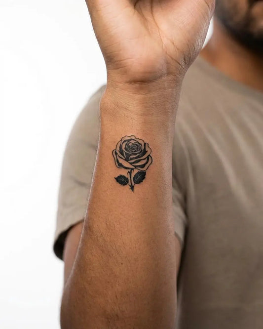 INKON Rosa Clásica tatuaje semi-permanente aplicado en un hombre – diseño de 2 x 2 in (5x5cm), apariencia de tinta realista, dura 10 días