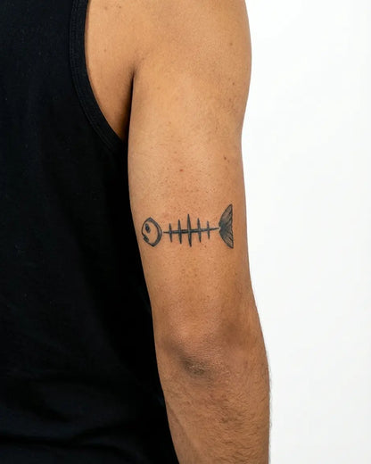 INKON Esqueleto de Pez Minimalista tatuaje semi-permanente aplicado en un hombre – diseño de 3 x 4 in (6x11cm), apariencia de tinta realista, dura 10 días