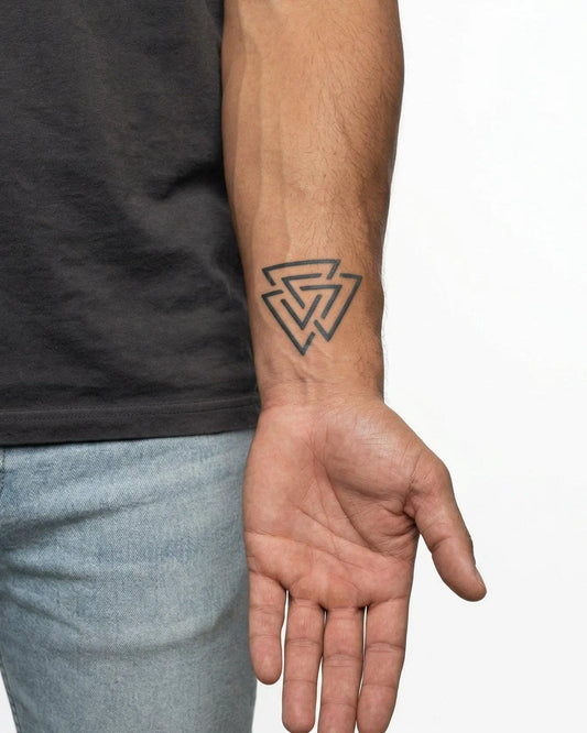 INKON Triángulos Valknut tatuaje semi-permanente aplicado en un hombre – diseño de 2 x 2 in (5x5cm), apariencia de tinta realista, dura 10 días