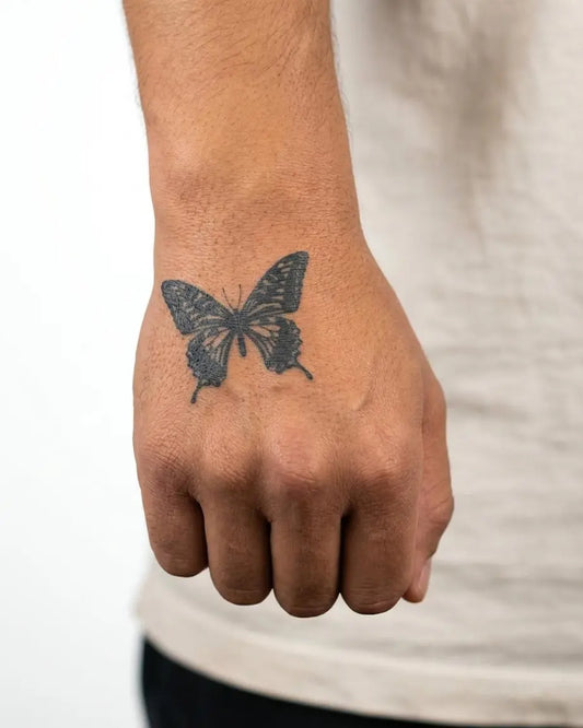 INKON Mariposa Cola de Golondrina tatuaje semi-permanente aplicado en un hombre – diseño de 2 x 2 in (5x5cm), apariencia de tinta realista, dura 10 días