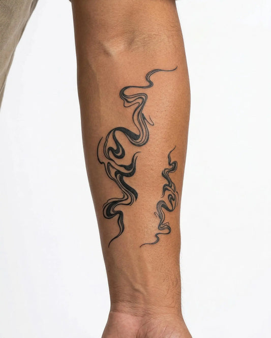 INKON Remolinos de Humo Abstracto tatuaje semi-permanente aplicado en un hombre – diseño de 4 x 7 in (10x17cm), apariencia de tinta realista, dura 10 días
