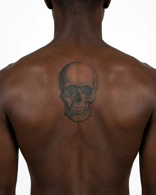 INKON Calavera Realista tatuaje semi-permanente aplicado en un hombre – diseño de 4 x 7 in (10x17cm), apariencia de tinta realista, dura 10 días