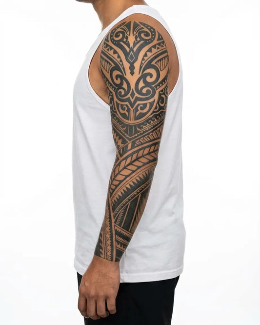 INKON Manga Polinesia en Negrita tatuaje semi-permanente aplicado en un hombre – diseño de 8 x 20 in (20x50cm), apariencia de tinta realista, dura 10 días