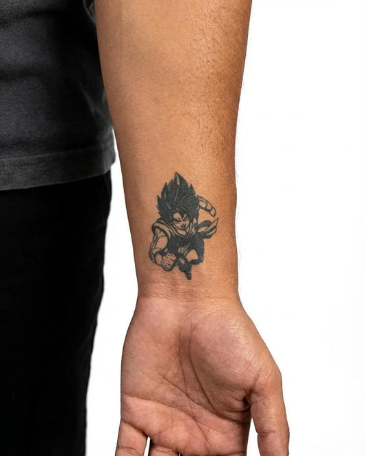 INKON Guerrero Anime tatuaje semi-permanente aplicado en un hombre – diseño de 2 x 2 in (5x5cm), apariencia de tinta realista, dura 10 días
