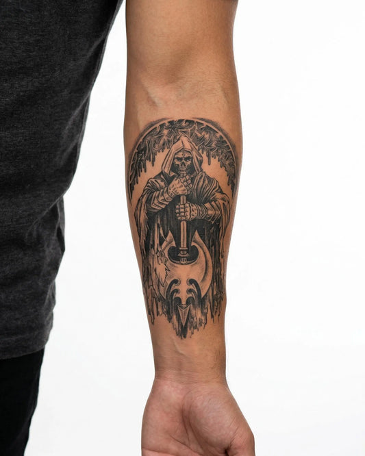 INKON Segador Siniestro y Hacha tatuaje semi-permanente aplicado en un hombre – diseño de 4 x 7 in (10x17cm), apariencia de tinta realista, dura 10 días
