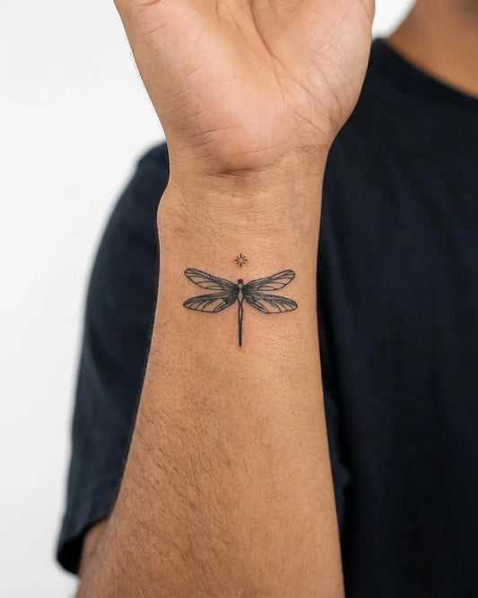 INKON Libélula tatuaje semi-permanente aplicado en un hombre – diseño de 2 x 2 in (5x5cm), apariencia de tinta realista, dura 10 días
