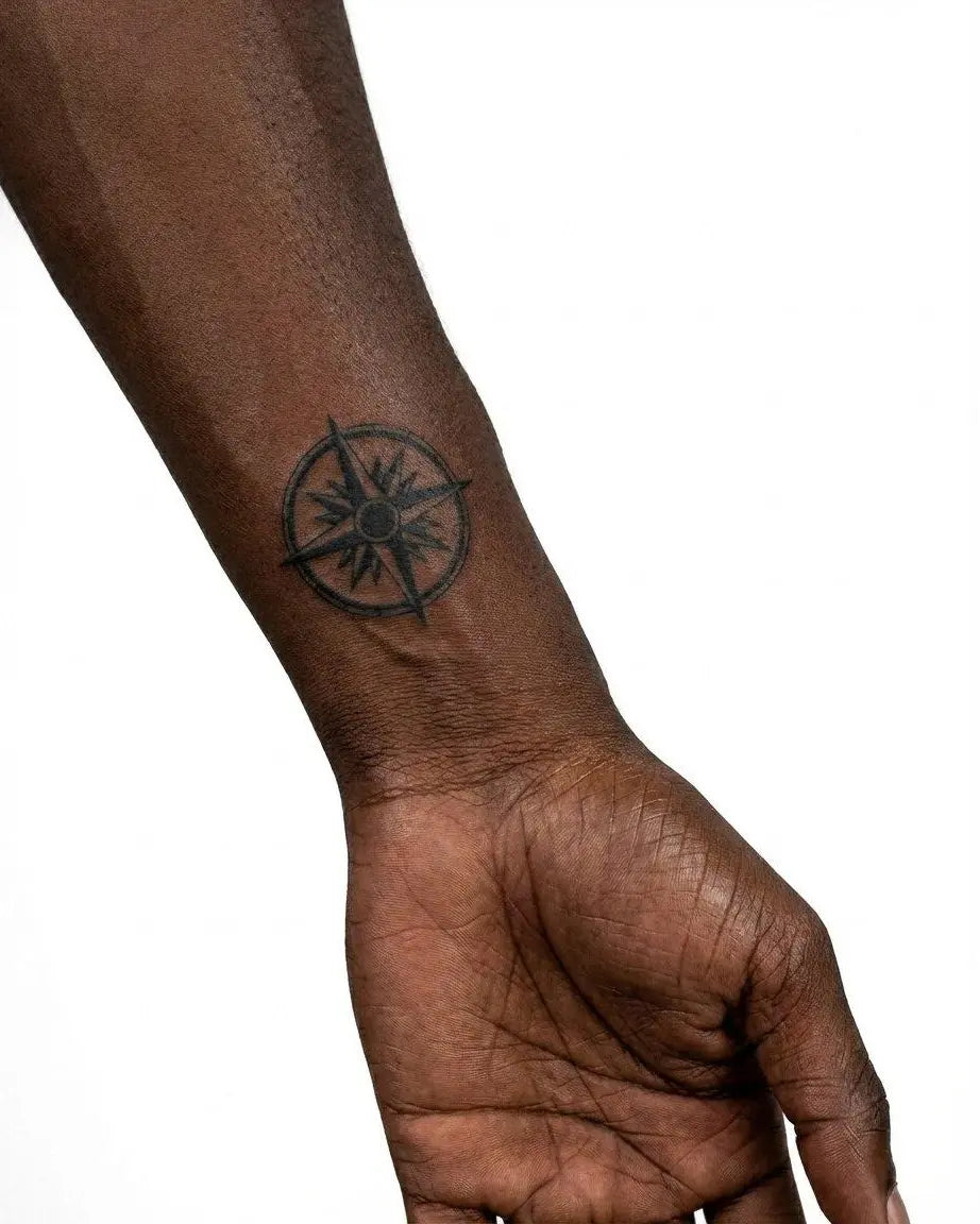 INKON Rosa de los Vientos tatuaje semi-permanente aplicado en un hombre – diseño de 2 x 2 in (5x5cm), apariencia de tinta realista, dura 10 días