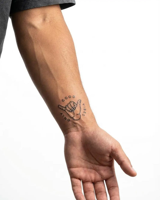 INKON Good Vibes Only tatuaje semi-permanente aplicado en un hombre – diseño de 2 x 2 in (5x5cm), apariencia de tinta realista, dura 10 días