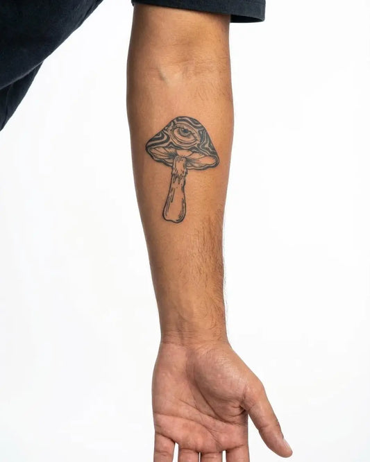 INKON Ojo de Hongo Psicodélico tatuaje semi-permanente aplicado en un hombre – diseño de 3 x 4 in (7x10cm), apariencia de tinta realista, dura 10 días
