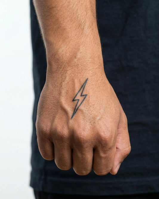 INKON Rayo Delgado tatuaje semi-permanente aplicado en un hombre – diseño de 2 x 2 in (5x5cm), apariencia de tinta realista, dura 10 días