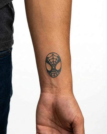 INKON Máscara del Héroe Arácnido tatuaje semi-permanente aplicado en un hombre – diseño de 2 x 2 in (5x5cm), apariencia de tinta realista, dura 10 días