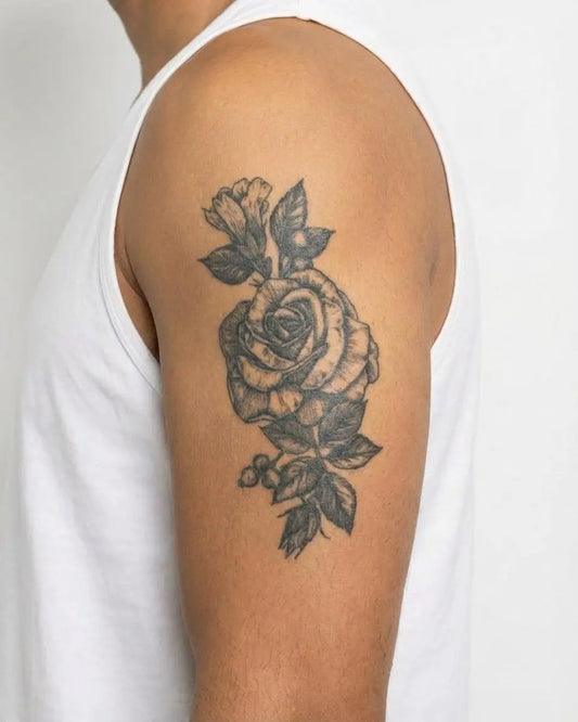 INKON Ramo de Rosas tatuaje semi-permanente aplicado en un hombre – diseño de 4 x 7 in (10x17cm), apariencia de tinta realista, dura 10 días