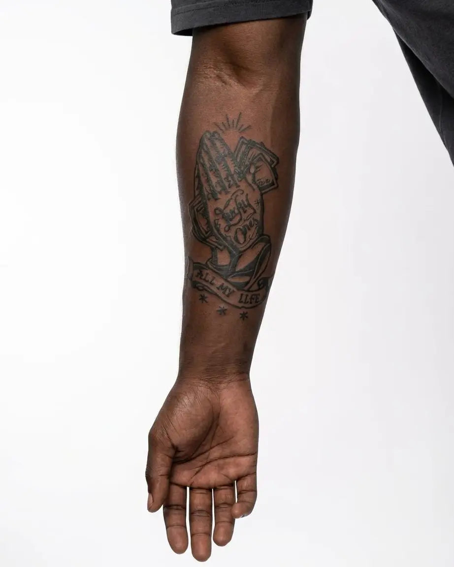 INKON Lucky Ones Manos en Oración tatuaje semi-permanente aplicado en un hombre – diseño de 4 x 7 in (10x17cm), apariencia de tinta realista, dura 10 días