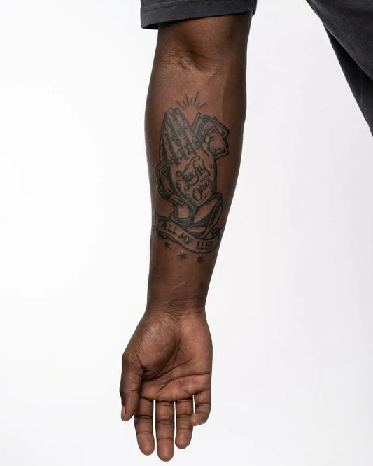 INKON Lucky Ones Manos en Oración tatuaje semi-permanente aplicado en un hombre – diseño de 4 x 7 in (10x17cm), apariencia de tinta realista, dura 10 días