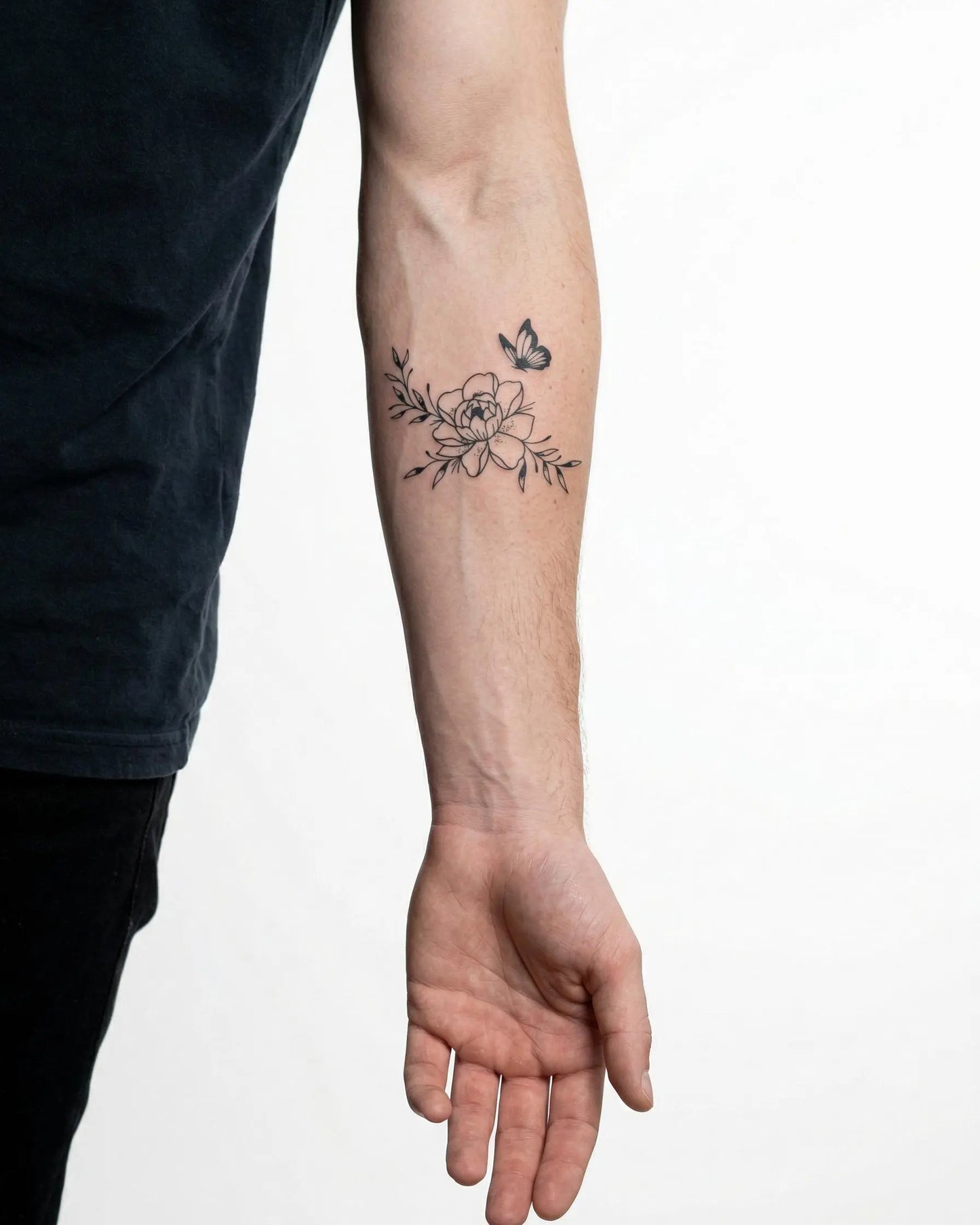 INKON Peonía y Mariposa tatuaje semi-permanente aplicado en un hombre – diseño de 3 x 4 in (6x11cm), apariencia de tinta realista, dura 10 días