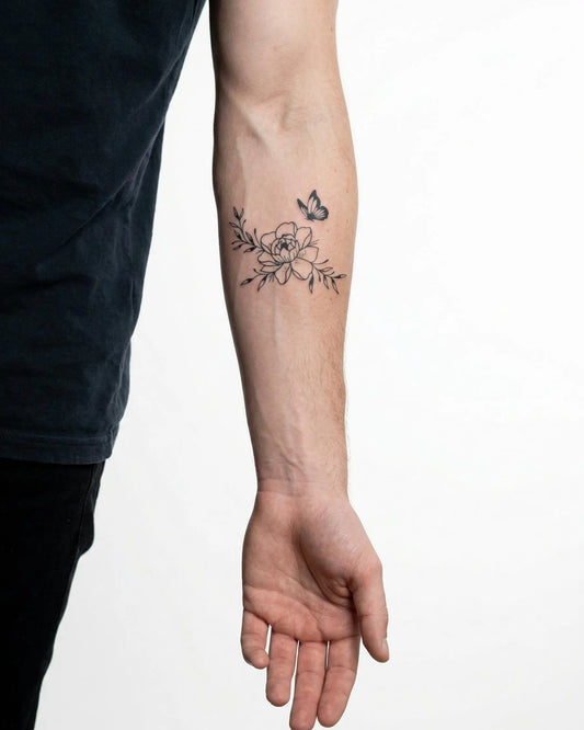 INKON Peonía y Mariposa tatuaje semi-permanente aplicado en un hombre – diseño de 3 x 4 in (6x11cm), apariencia de tinta realista, dura 10 días