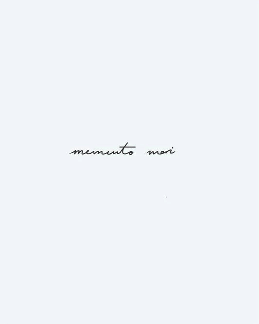Tatuaje semi-permanente Memento Mori diseño de INKON – ilustración de delicado, manuscrito, latín, frase, memento, 3 x 4 in (6x11cm), disponible en inkon.co