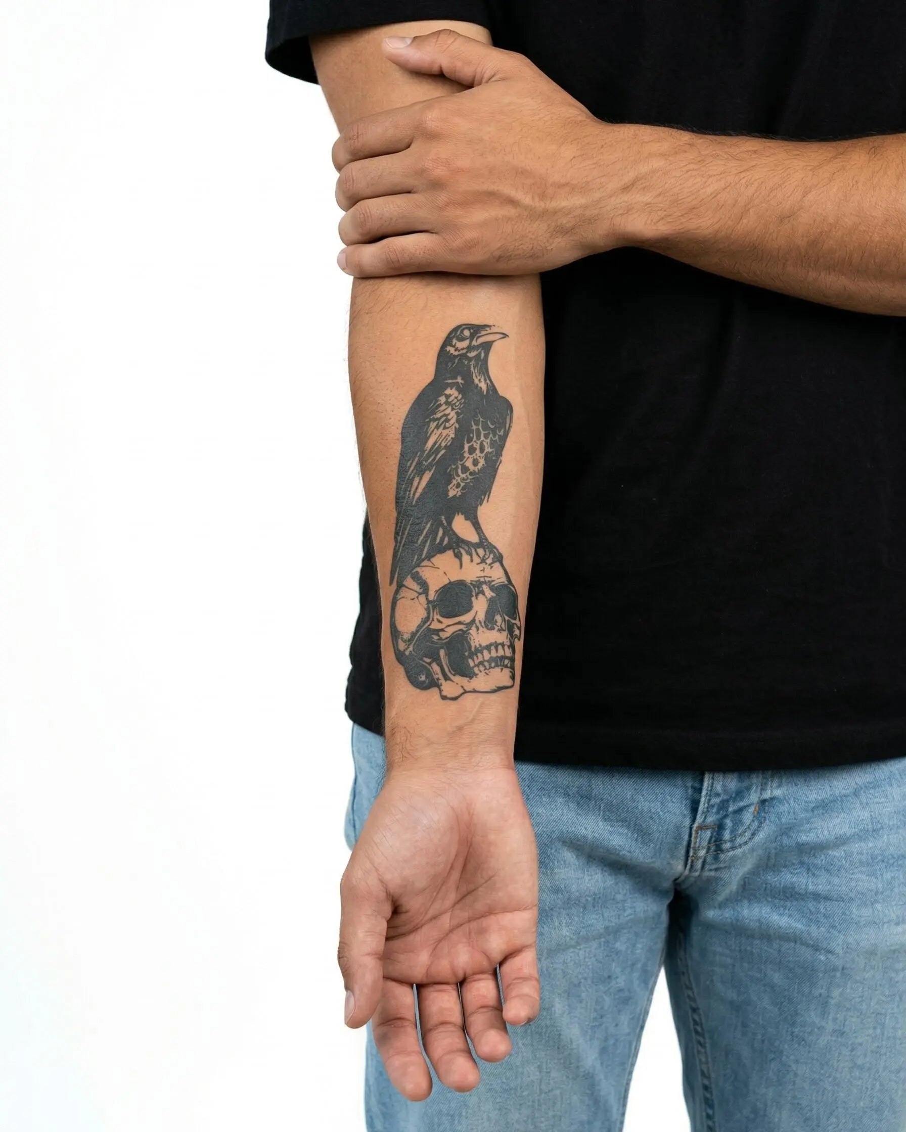 INKON Cuervo sobre Calavera tatuaje semi-permanente aplicado en un hombre – diseño de 4 x 7 in (10x17cm), apariencia de tinta realista, dura 10 días