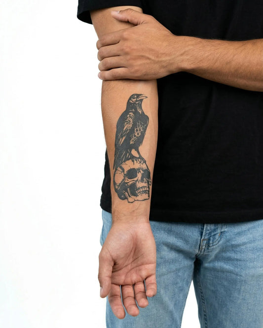 INKON Cuervo sobre Calavera tatuaje semi-permanente aplicado en un hombre – diseño de 4 x 7 in (10x17cm), apariencia de tinta realista, dura 10 días