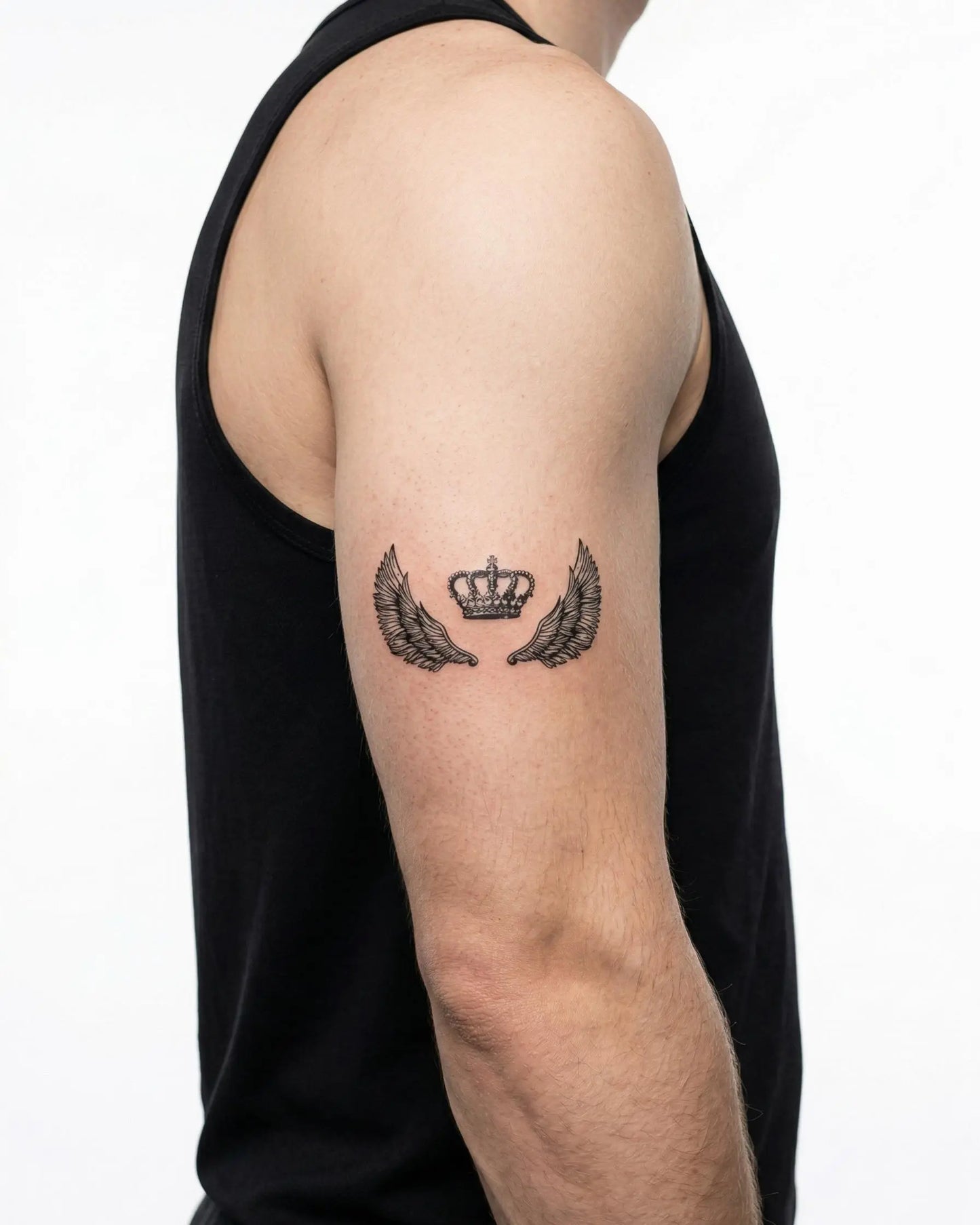 INKON Corona Alada tatuaje semi-permanente aplicado en un hombre – diseño de 3 x 4 in (6x11cm), apariencia de tinta realista, dura 10 días