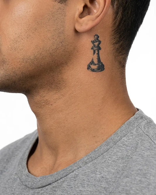 INKON Rey de Ajedrez Grabado tatuaje semi-permanente aplicado en un hombre – diseño de 2 x 2 in (5x5cm), apariencia de tinta realista, dura 10 días