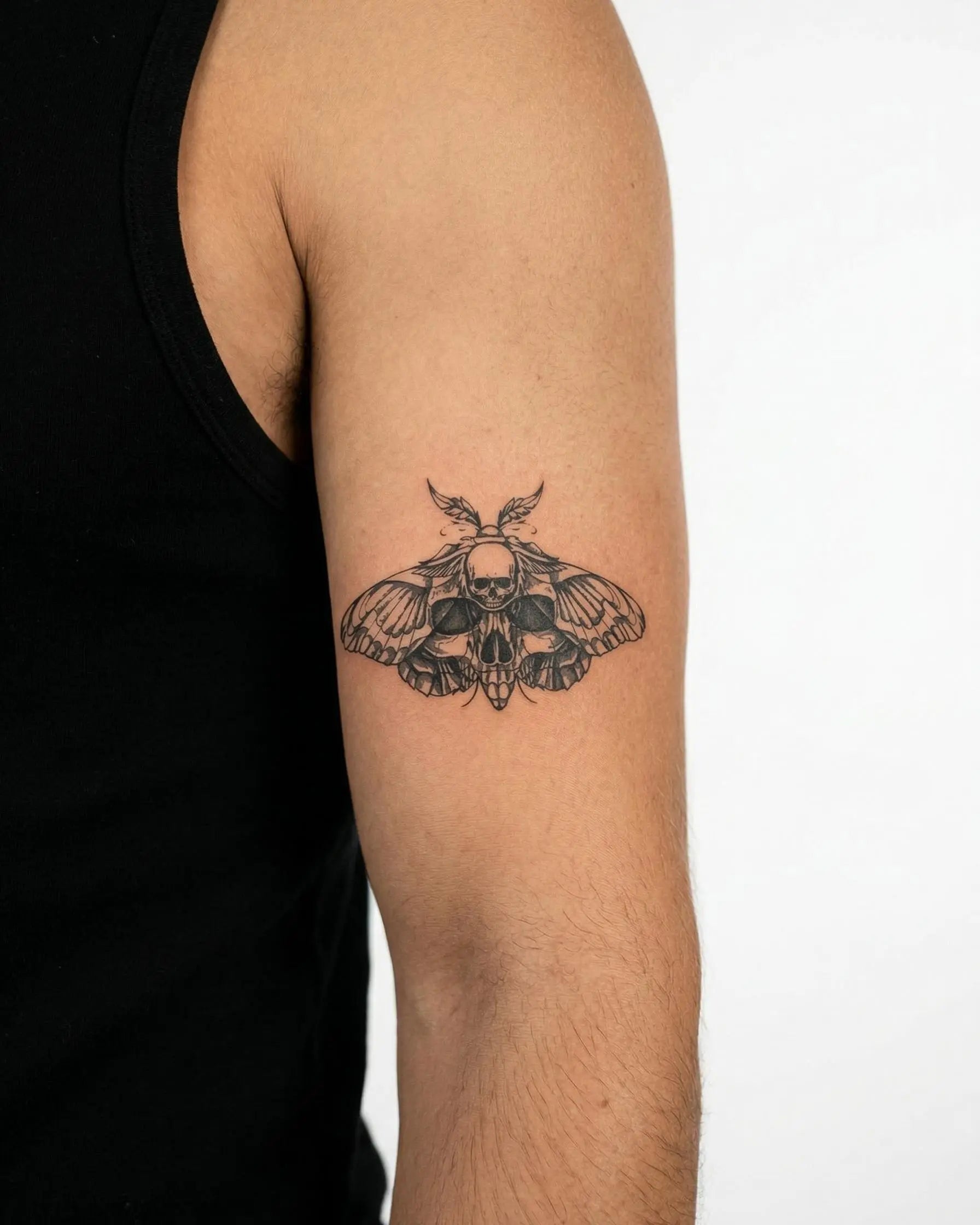 INKON Polilla de la Muerte tatuaje semi-permanente aplicado en un hombre – diseño de 3 x 4 in (6x11cm), apariencia de tinta realista, dura 10 días