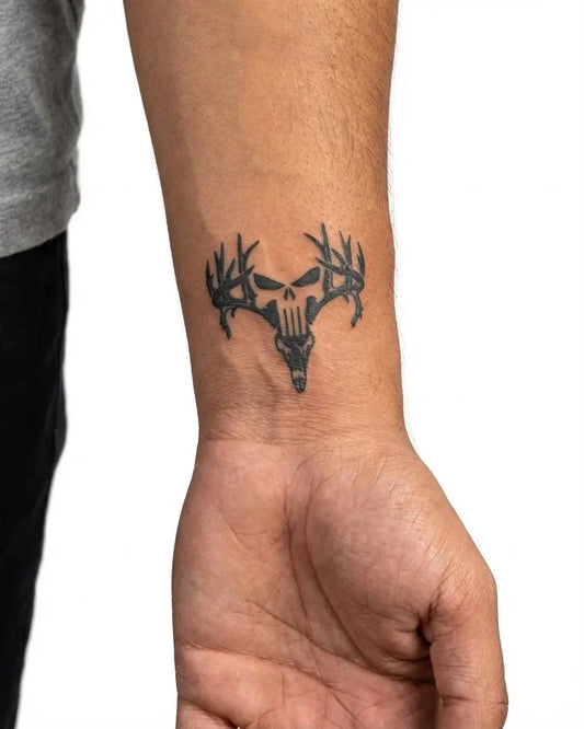 INKON Calavera de Venado con Astas tatuaje semi-permanente aplicado en un hombre – diseño de 2 x 2 in (5x5cm), apariencia de tinta realista, dura 10 días