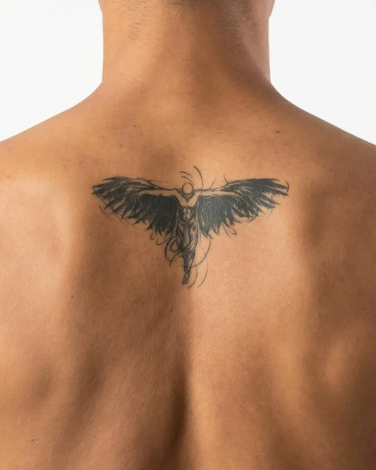 INKON Alas de Ángel Oscuro tatuaje semi-permanente aplicado en un hombre – diseño de 4 x 7 in (10x17cm), apariencia de tinta realista, dura 10 días