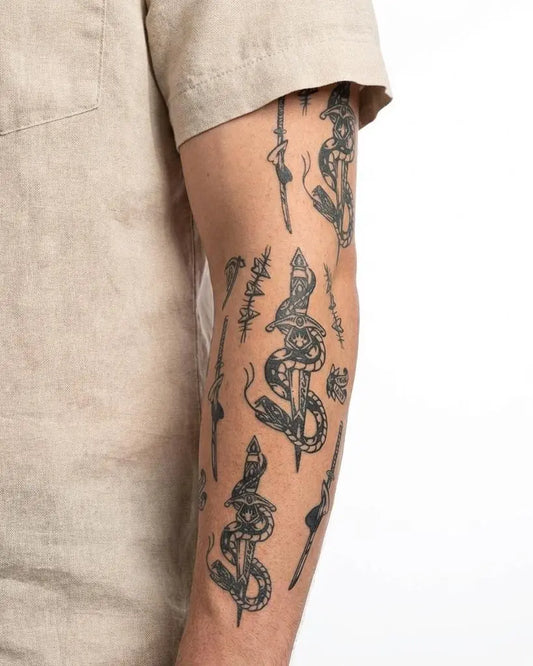 INKON Flash Sheet de Serpiente y Daga tatuaje semi-permanente aplicado en un hombre – diseño de 4 x 7 in (10x17cm), apariencia de tinta realista, dura 10 días