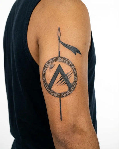 INKON Escudo y Lanza Espartanos tatuaje semi-permanente aplicado en un hombre – diseño de 4 x 7 in (10x17cm), apariencia de tinta realista, dura 10 días