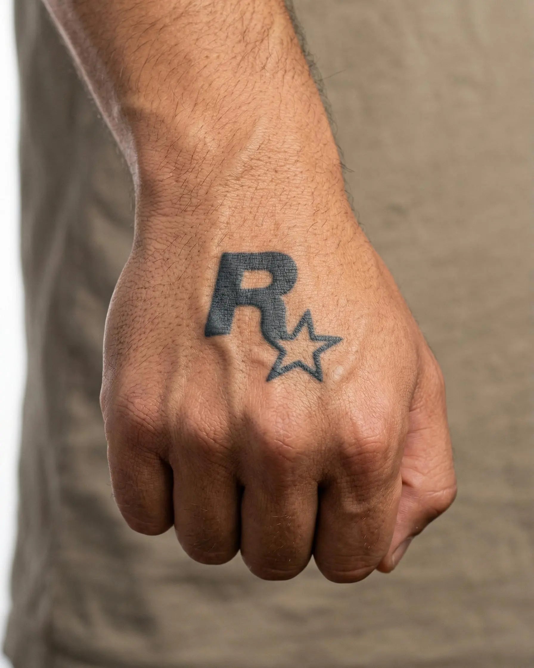 INKON Logo R Star tatuaje semi-permanente aplicado en un hombre – diseño de 2 x 2 in (5x5cm), apariencia de tinta realista, dura 10 días