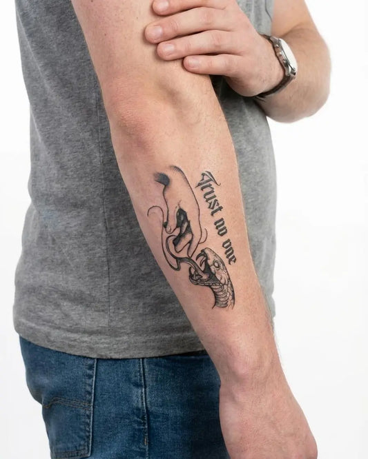 INKON Mordida de Serpiente Trust No One tatuaje semi-permanente aplicado en un hombre – diseño de 4 x 7 in (10x17cm), apariencia de tinta realista, dura 10 días