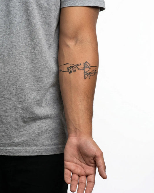 INKON Manos con Encendedor y Cigarro tatuaje semi-permanente aplicado en un hombre – diseño de 4 x 4 in (9x9cm), apariencia de tinta realista, dura 10 días