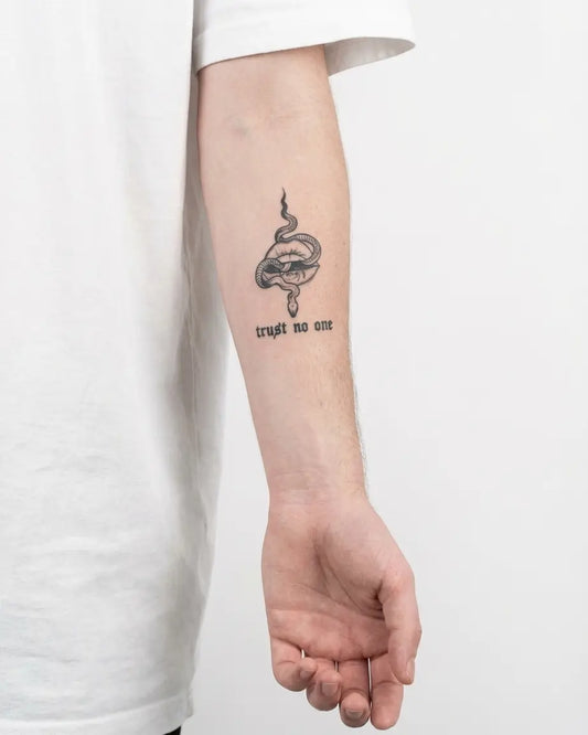 INKON Serpiente y Labios - Trust No One tatuaje semi-permanente aplicado en un hombre – diseño de 3 x 4 in (6x11cm), apariencia de tinta realista, dura 10 días