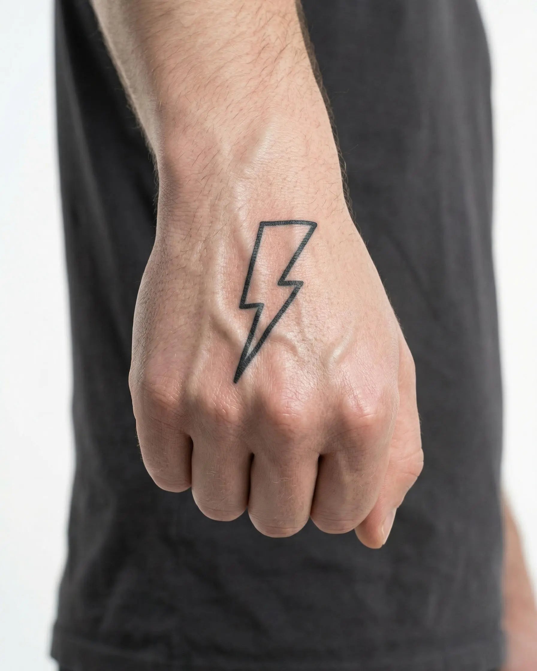 INKON Rayo 2 tatuaje semi-permanente aplicado en un hombre – diseño de 2 x 2 in (5x5cm), apariencia de tinta realista, dura 10 días
