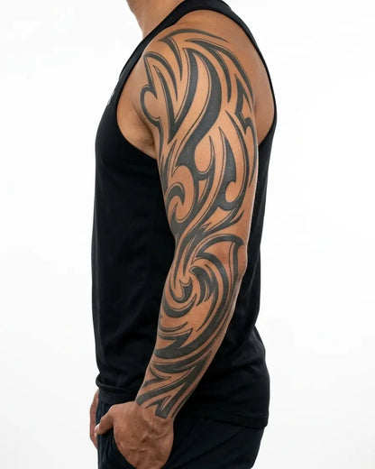 INKON Manga Tribal de Olas tatuaje semi-permanente aplicado en un hombre – diseño de 8 x 20 in (20x50cm), apariencia de tinta realista, dura 10 días