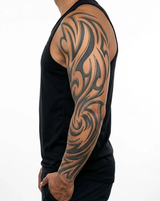 INKON Manga Tribal de Olas tatuaje semi-permanente aplicado en un hombre – diseño de 8 x 20 in (20x50cm), apariencia de tinta realista, dura 10 días
