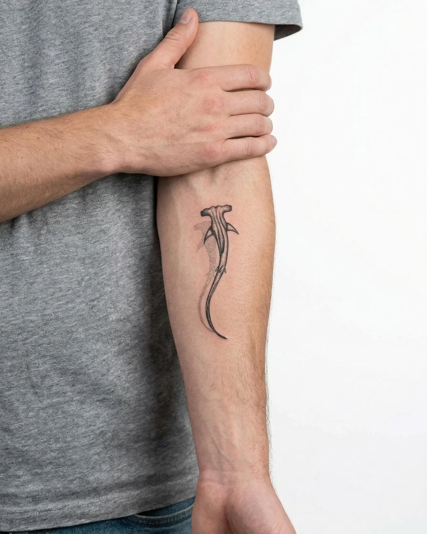 INKON Tiburón Martillo tatuaje semi-permanente aplicado en un hombre – diseño de 3 x 4 in (6x11cm), apariencia de tinta realista, dura 10 días