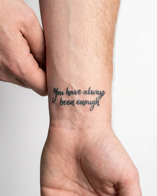 INKON Tú Siempre Has Sido Suficiente tatuaje semi-permanente aplicado en un hombre – diseño de 2 x 2 in (5x5cm), apariencia de tinta realista, dura 10 días