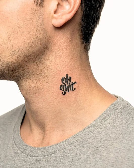 INKON Letras Oh Shit tatuaje semi-permanente aplicado en un hombre – diseño de 2 x 2 in (5x5cm), apariencia de tinta realista, dura 10 días